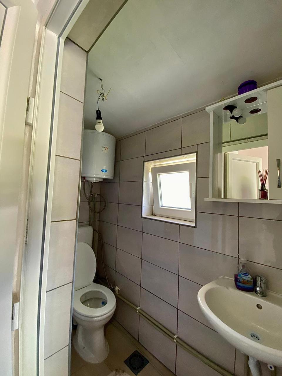 Lola Guest House Vuthaj Exterior foto